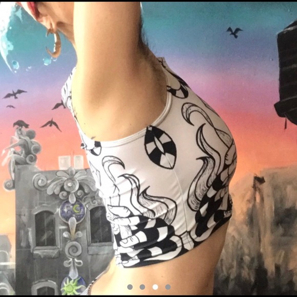 Masked Flow Crop Top - Picture 3 of 4